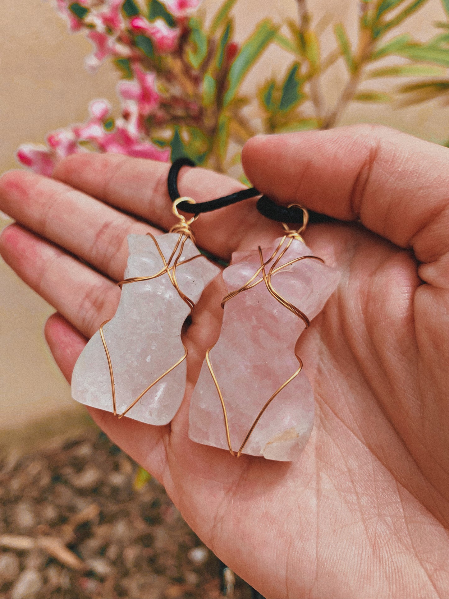 CRYSTAL FEMININE GODDESS CARVING NECKLACE