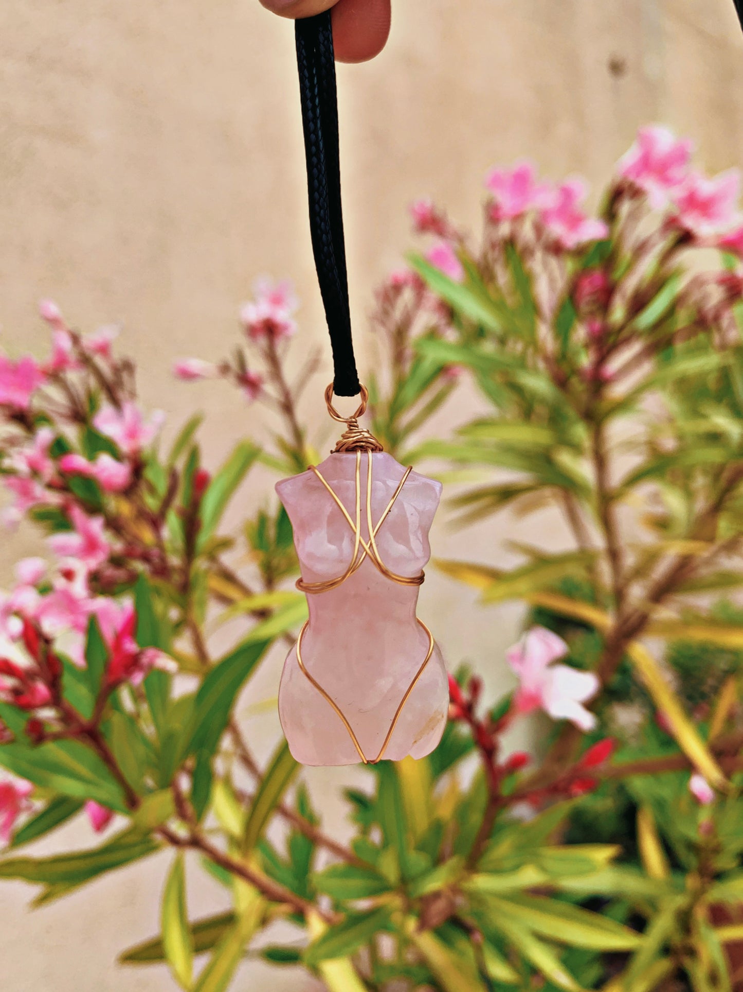 CRYSTAL FEMININE GODDESS CARVING NECKLACE