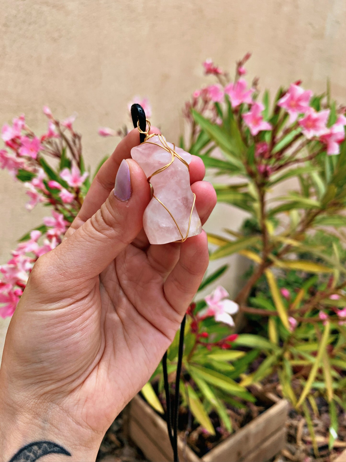 CRYSTAL FEMININE GODDESS CARVING NECKLACE