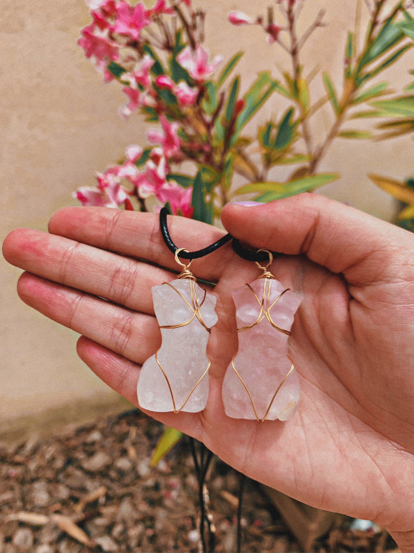 CRYSTAL FEMININE GODDESS CARVING NECKLACE