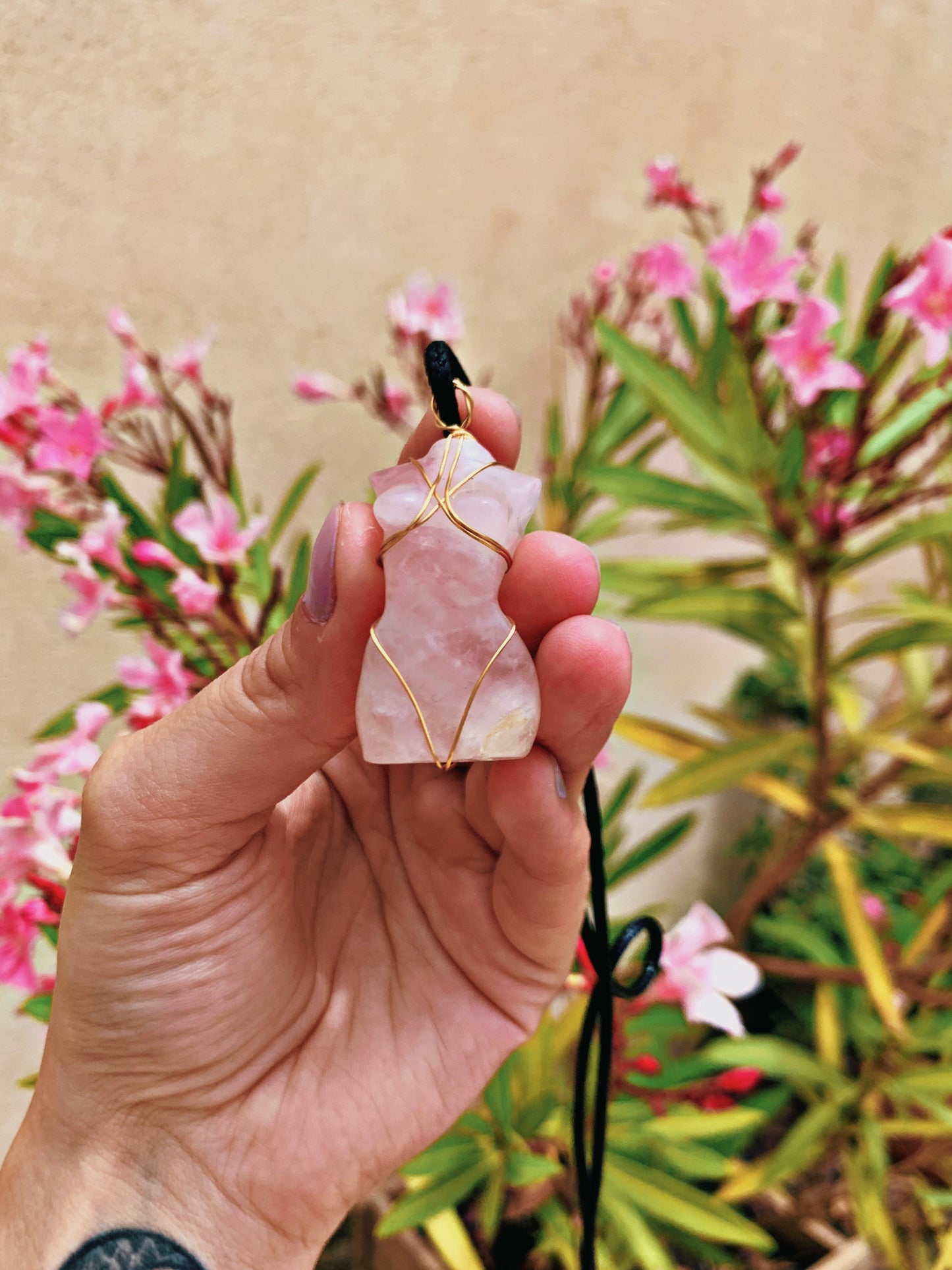 CRYSTAL FEMININE GODDESS CARVING NECKLACE