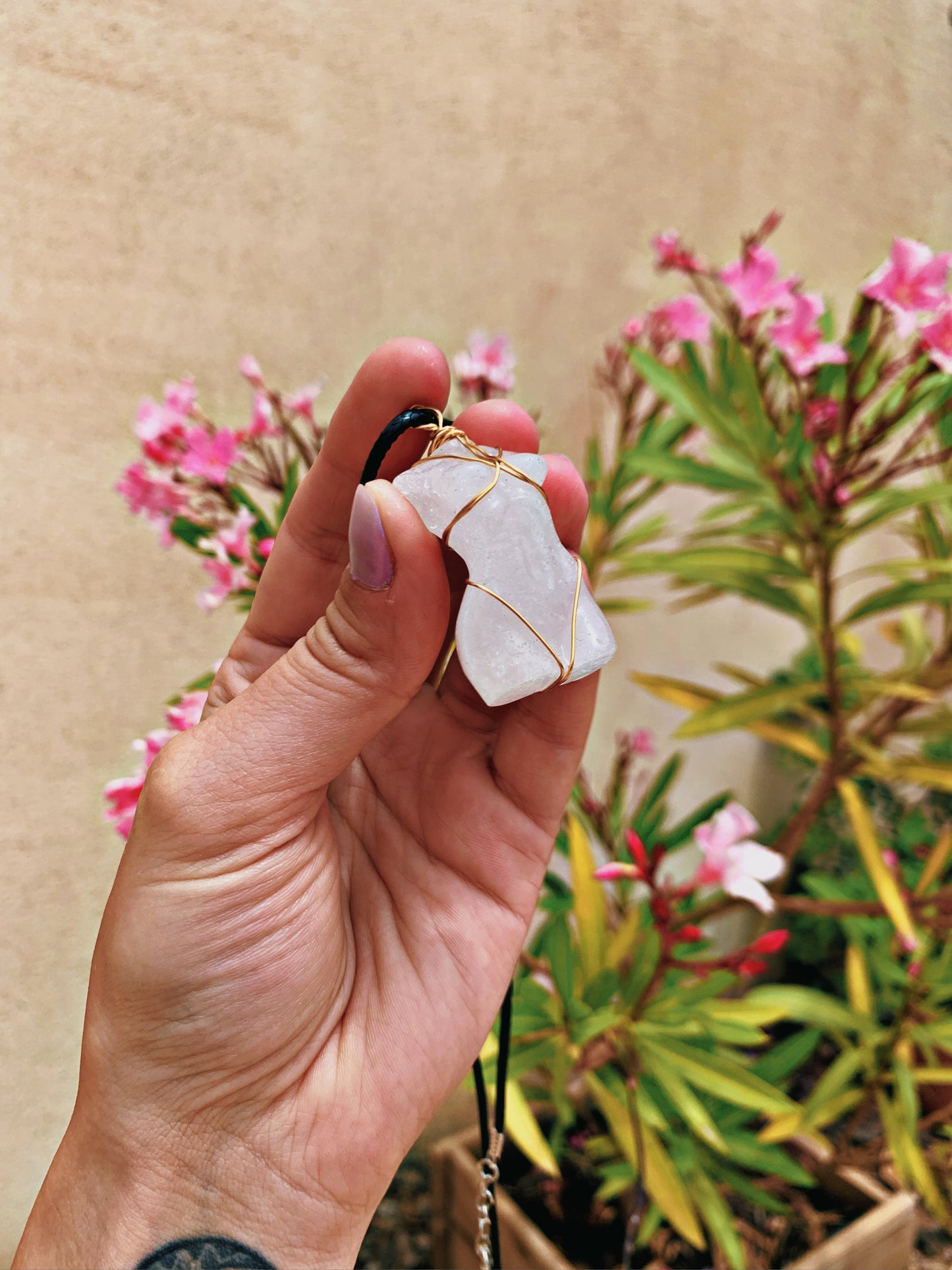 CRYSTAL FEMININE GODDESS CARVING NECKLACE