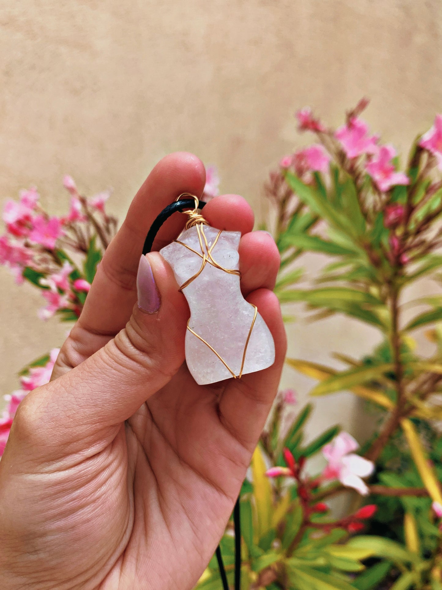 CRYSTAL FEMININE GODDESS CARVING NECKLACE