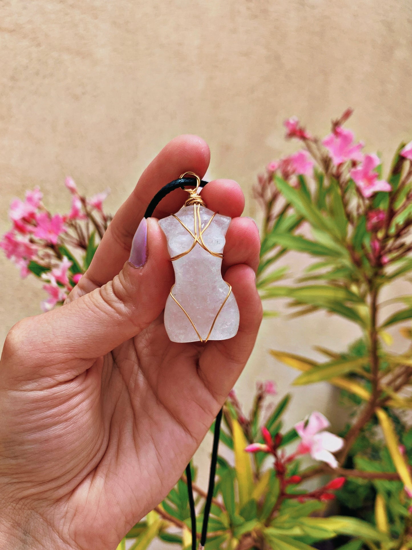 CRYSTAL FEMININE GODDESS CARVING NECKLACE