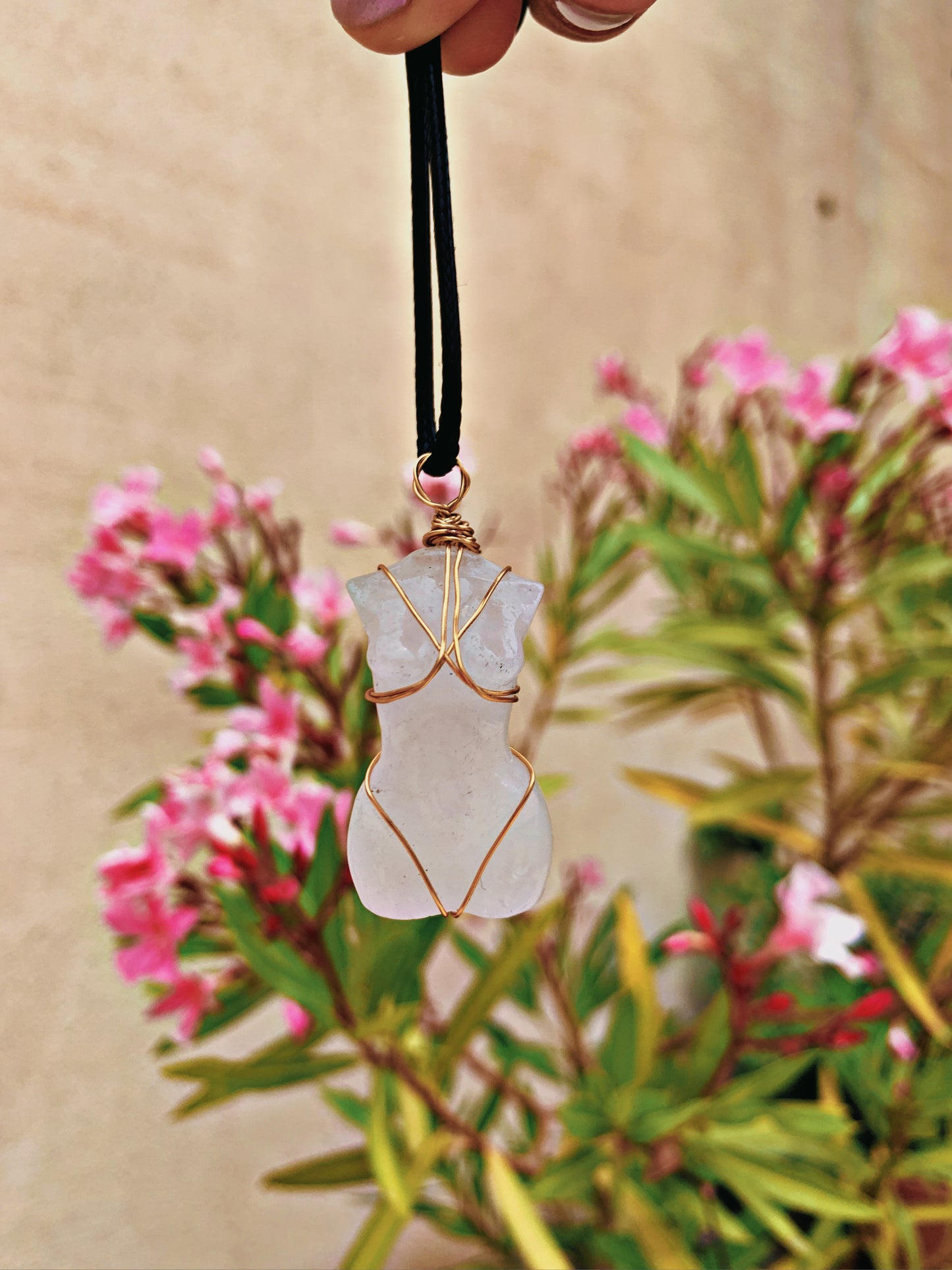 CRYSTAL FEMININE GODDESS CARVING NECKLACE